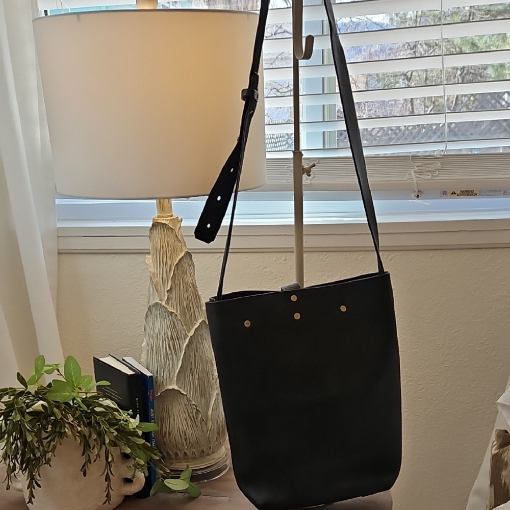 Black Leather Shoulder Bag From MAGNOLIA MARKET - Picture 4 of 8